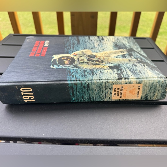 The New Book of Knowledge Annual 1970 - Picture 2 of 8